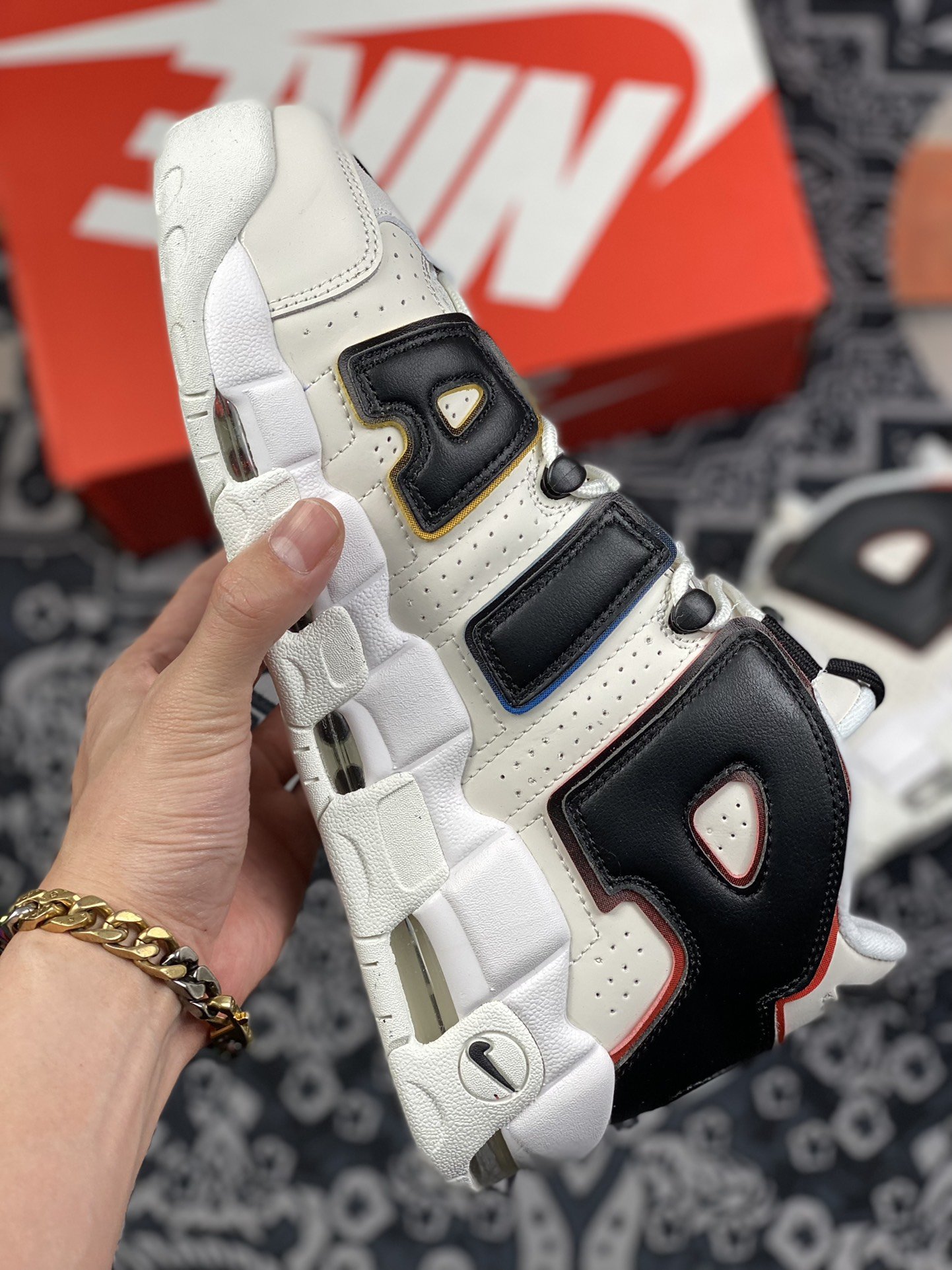 260 Air More Uptempo 米白黑 DM1297-100
