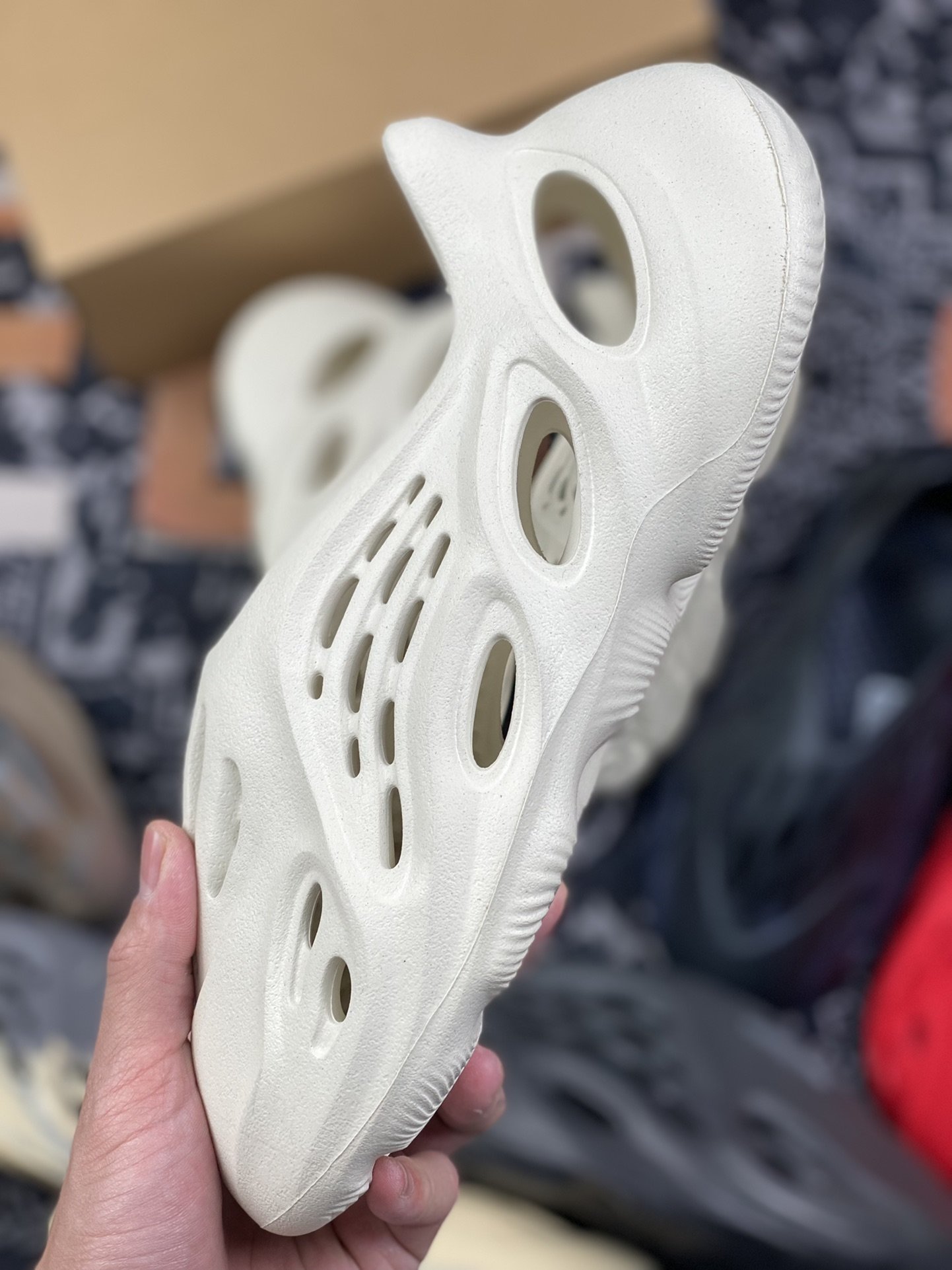 180 adidas Yeezy Foam Runner “Ararat”白色 洞洞鞋 G55486