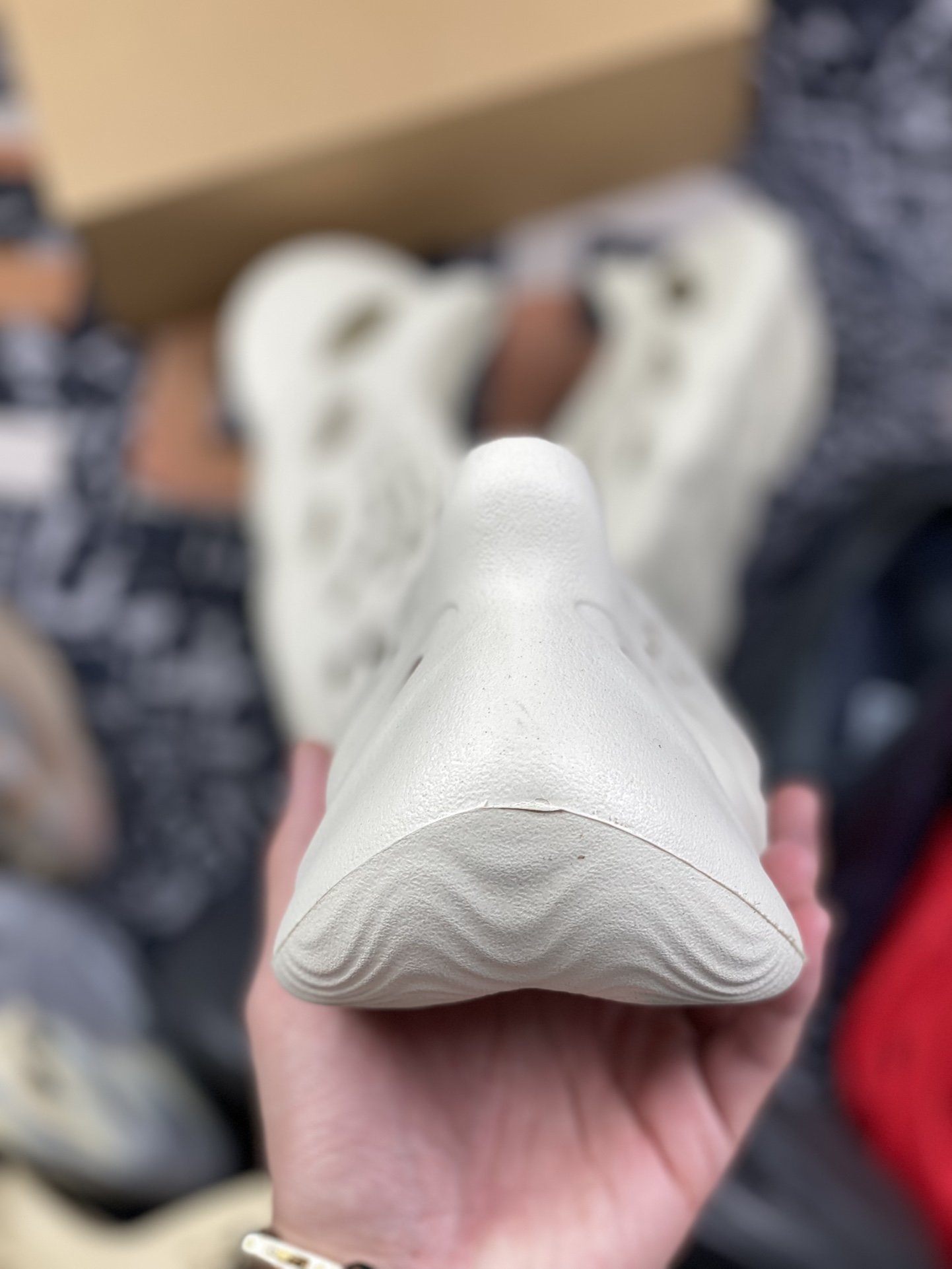 180 adidas Yeezy Foam Runner “Ararat”白色 洞洞鞋 G55486