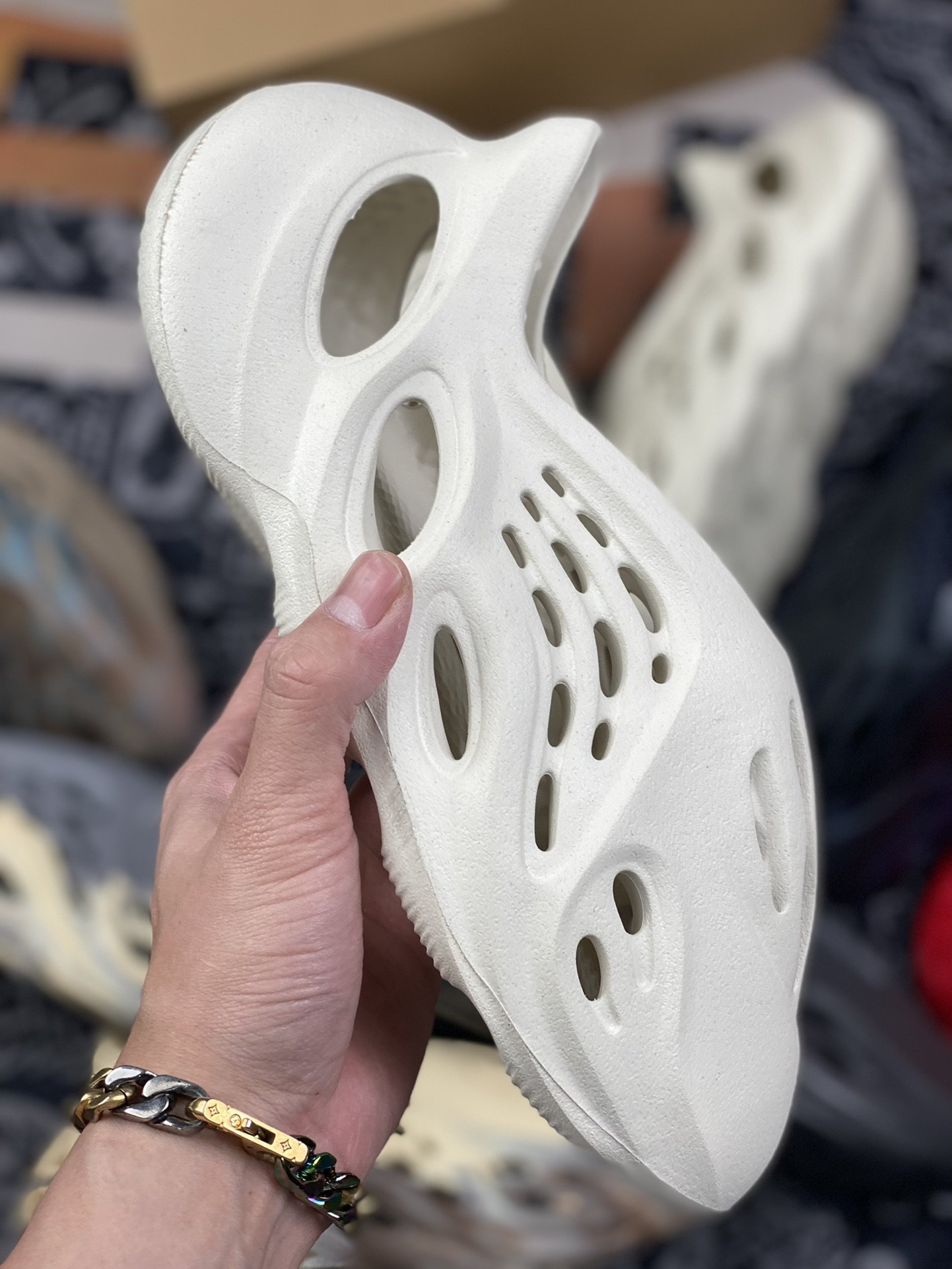 180 adidas Yeezy Foam Runner “Ararat”白色 洞洞鞋 G55486