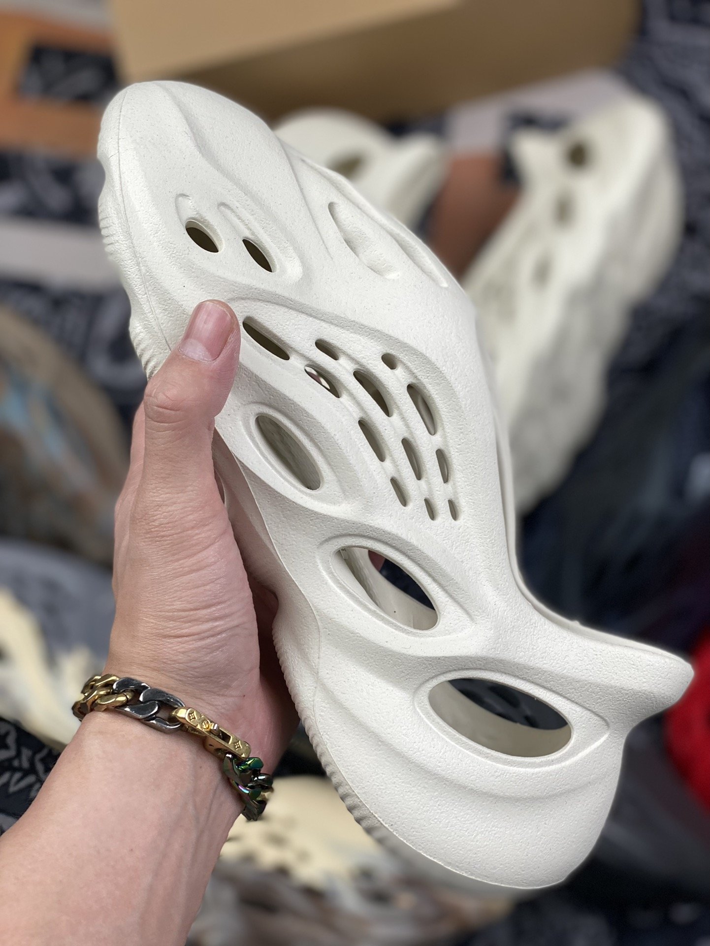 180 adidas Yeezy Foam Runner “Ararat”白色 洞洞鞋 G55486