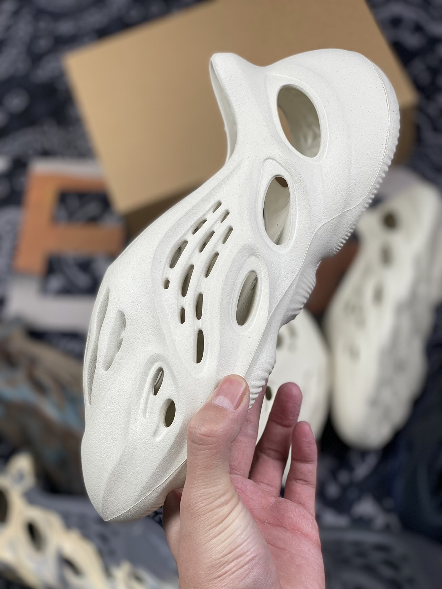 180 adidas Yeezy Foam Runner “Ararat”白色 洞洞鞋 G55486