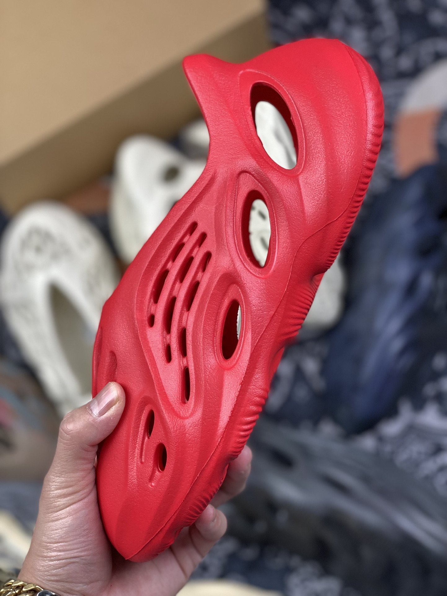 180 adidas Yeezy Foam Runner “Vermilion”红色赤焰朱砂 洞洞鞋 GW3355