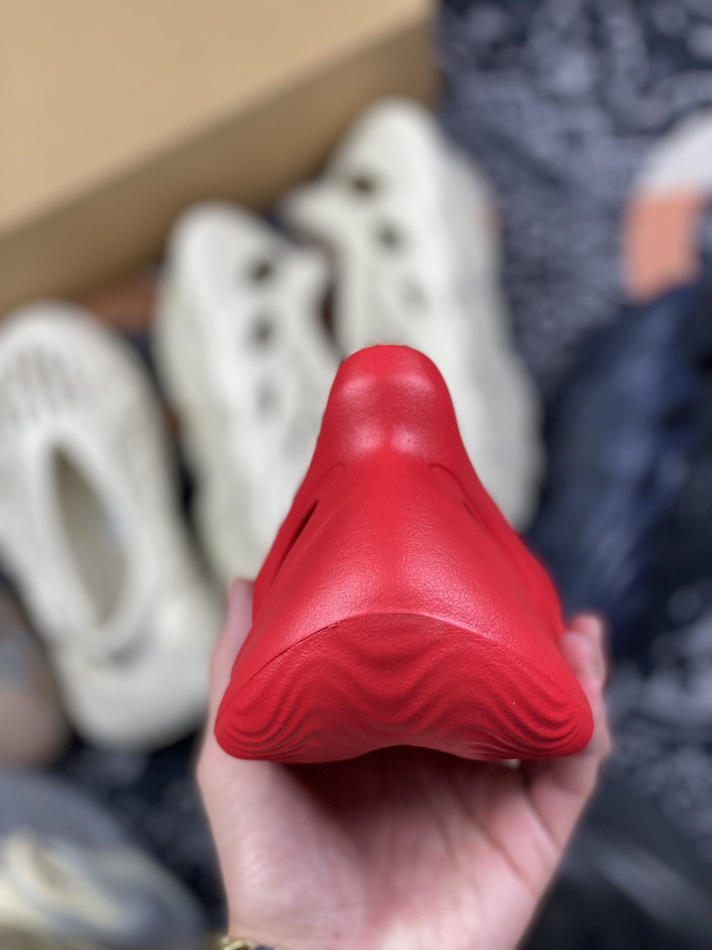 180 adidas Yeezy Foam Runner “Vermilion”红色赤焰朱砂 洞洞鞋 GW3355