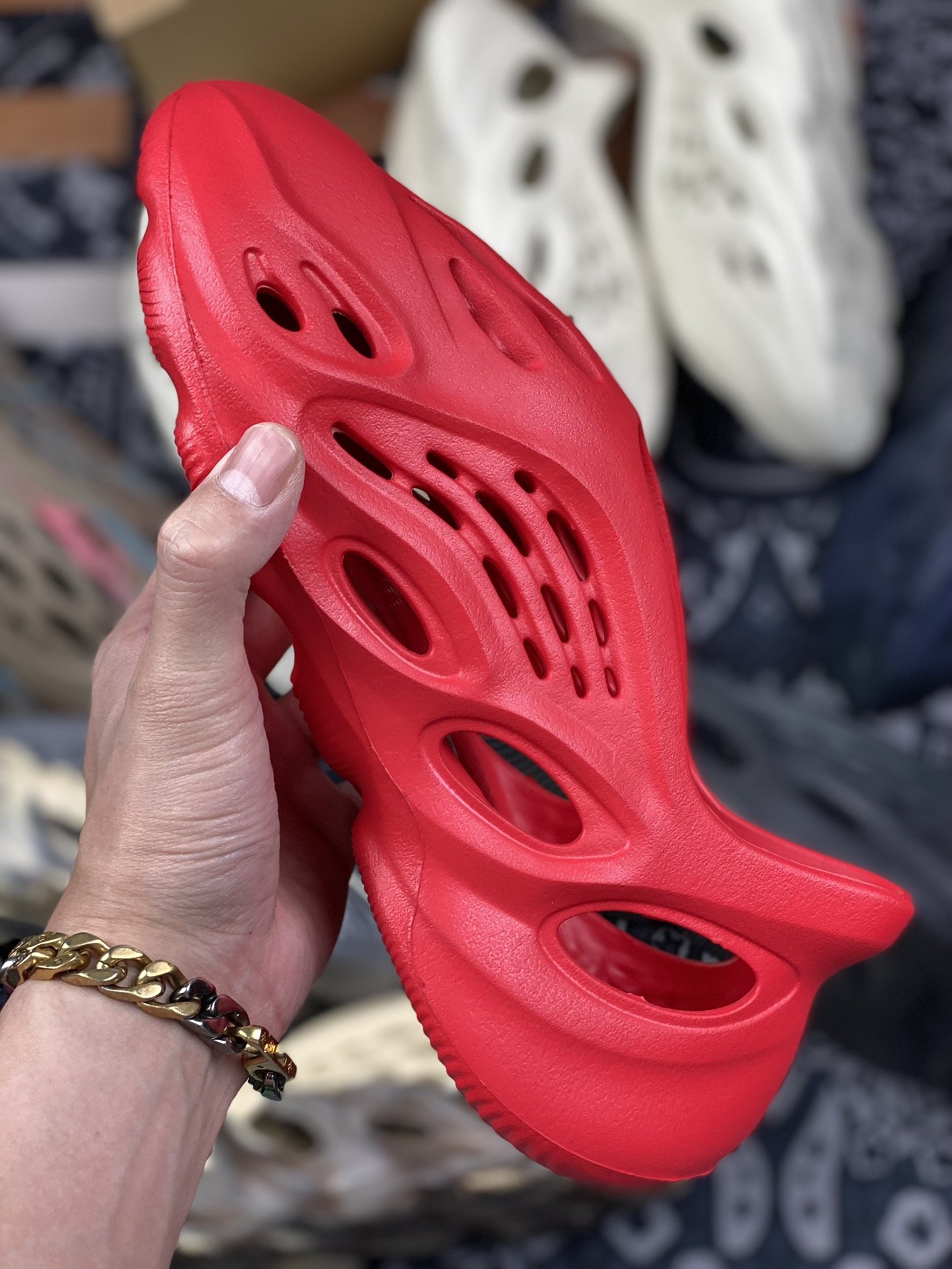 180 adidas Yeezy Foam Runner “Vermilion”红色赤焰朱砂 洞洞鞋 GW3355