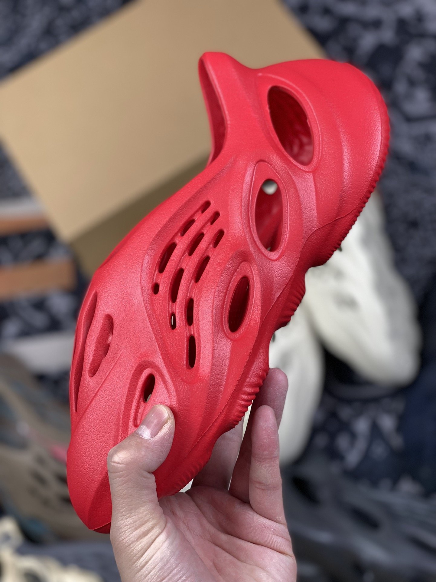 180 adidas Yeezy Foam Runner “Vermilion”红色赤焰朱砂 洞洞鞋 GW3355