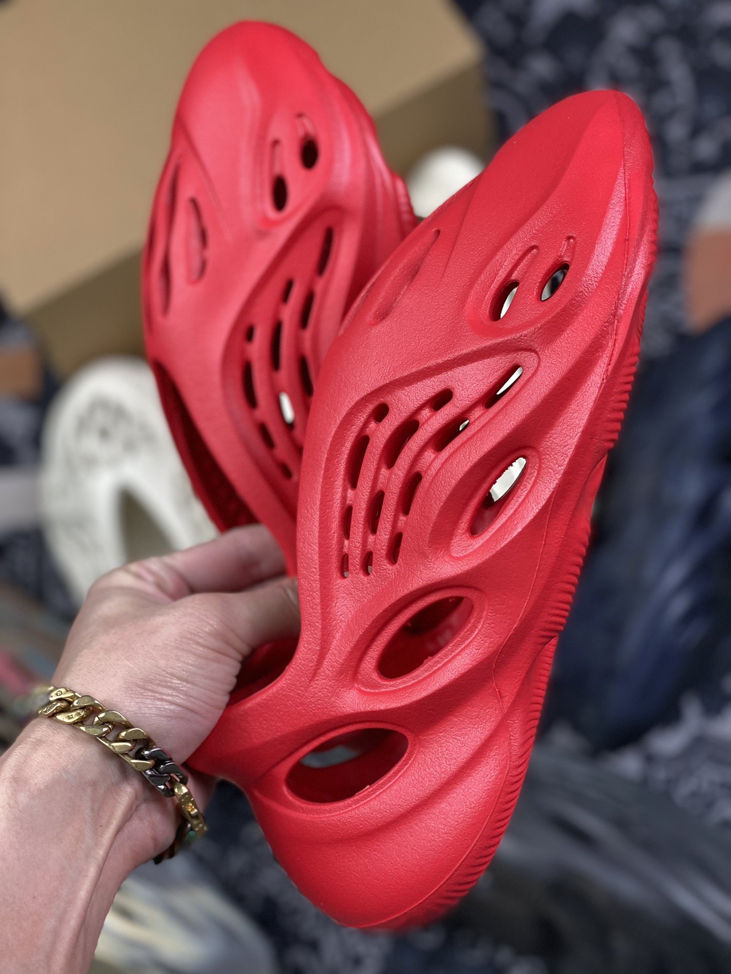 180 adidas Yeezy Foam Runner “Vermilion”红色赤焰朱砂 洞洞鞋 GW3355