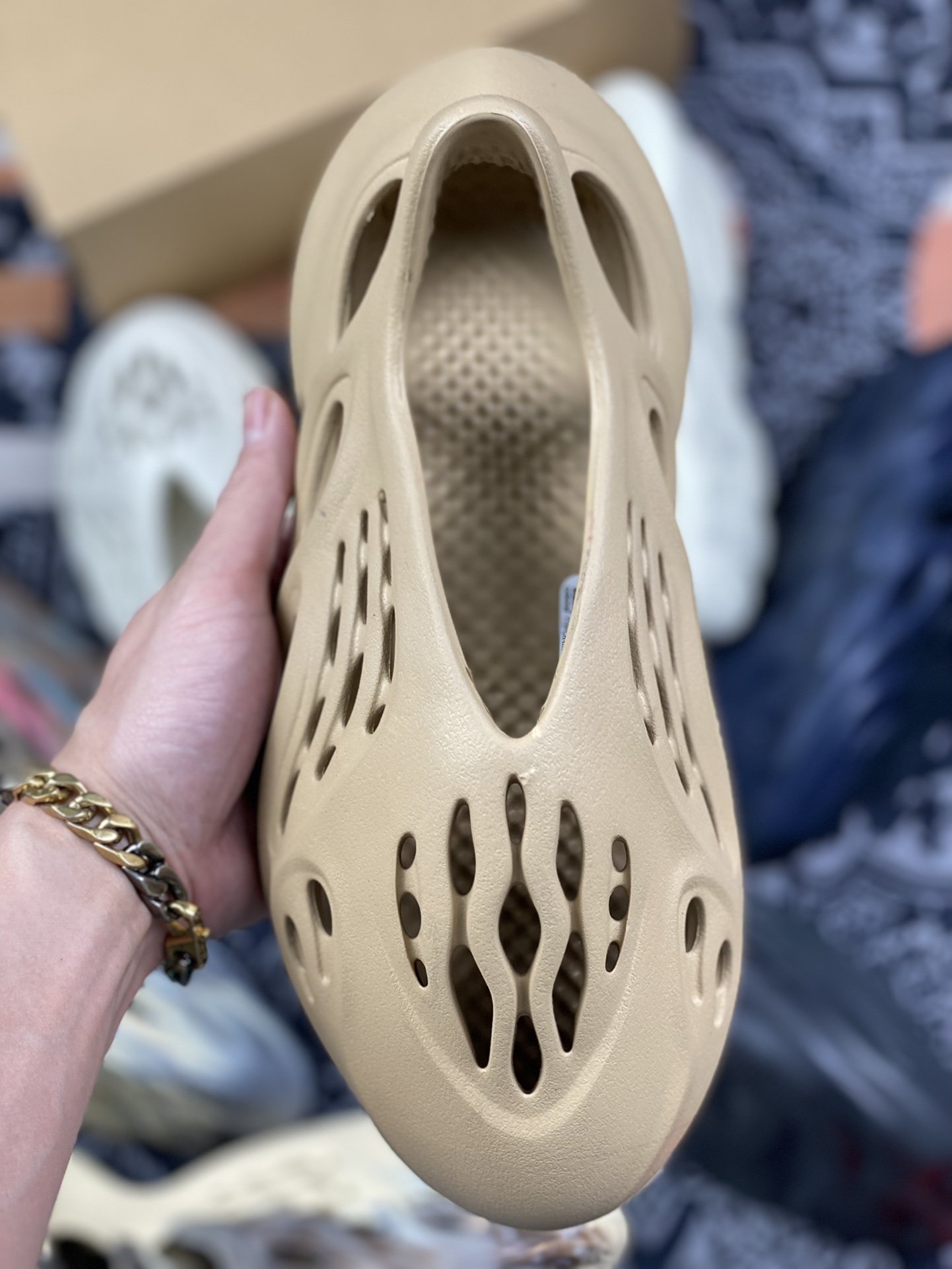 180 adidas Yeezy Foam Runner “Ochre”土黄 赭色 洞洞鞋 GW3354