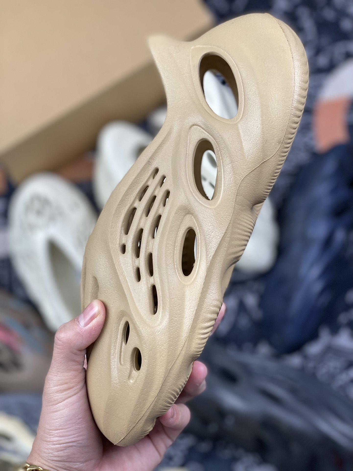 180 adidas Yeezy Foam Runner “Ochre”土黄 赭色 洞洞鞋 GW3354