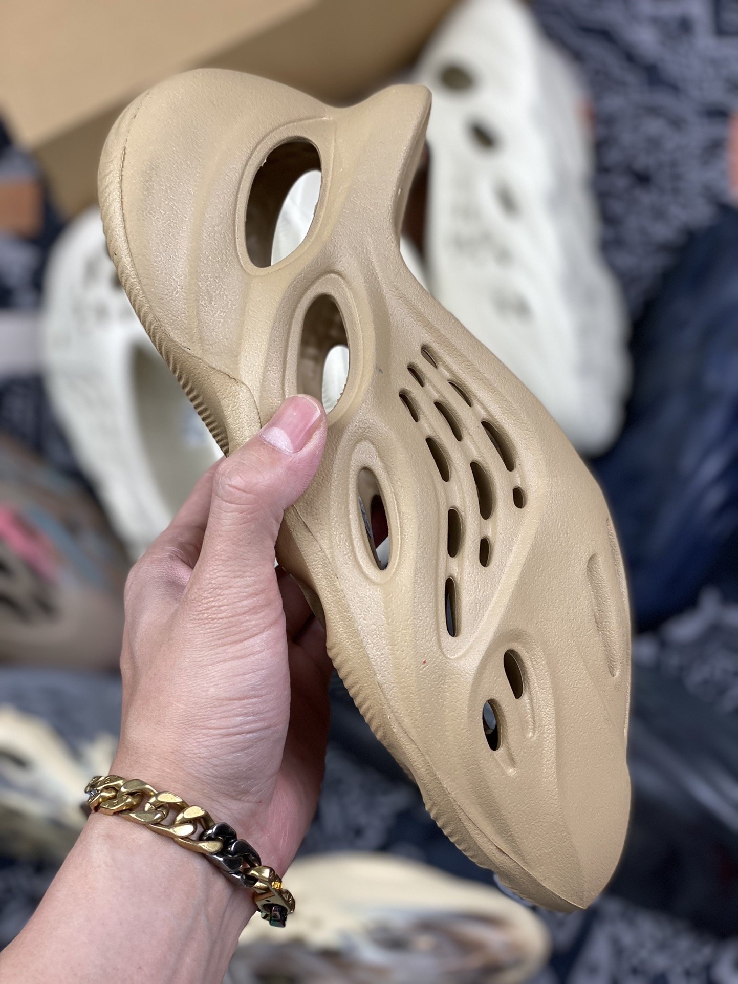 180 adidas Yeezy Foam Runner “Ochre”土黄 赭色 洞洞鞋 GW3354