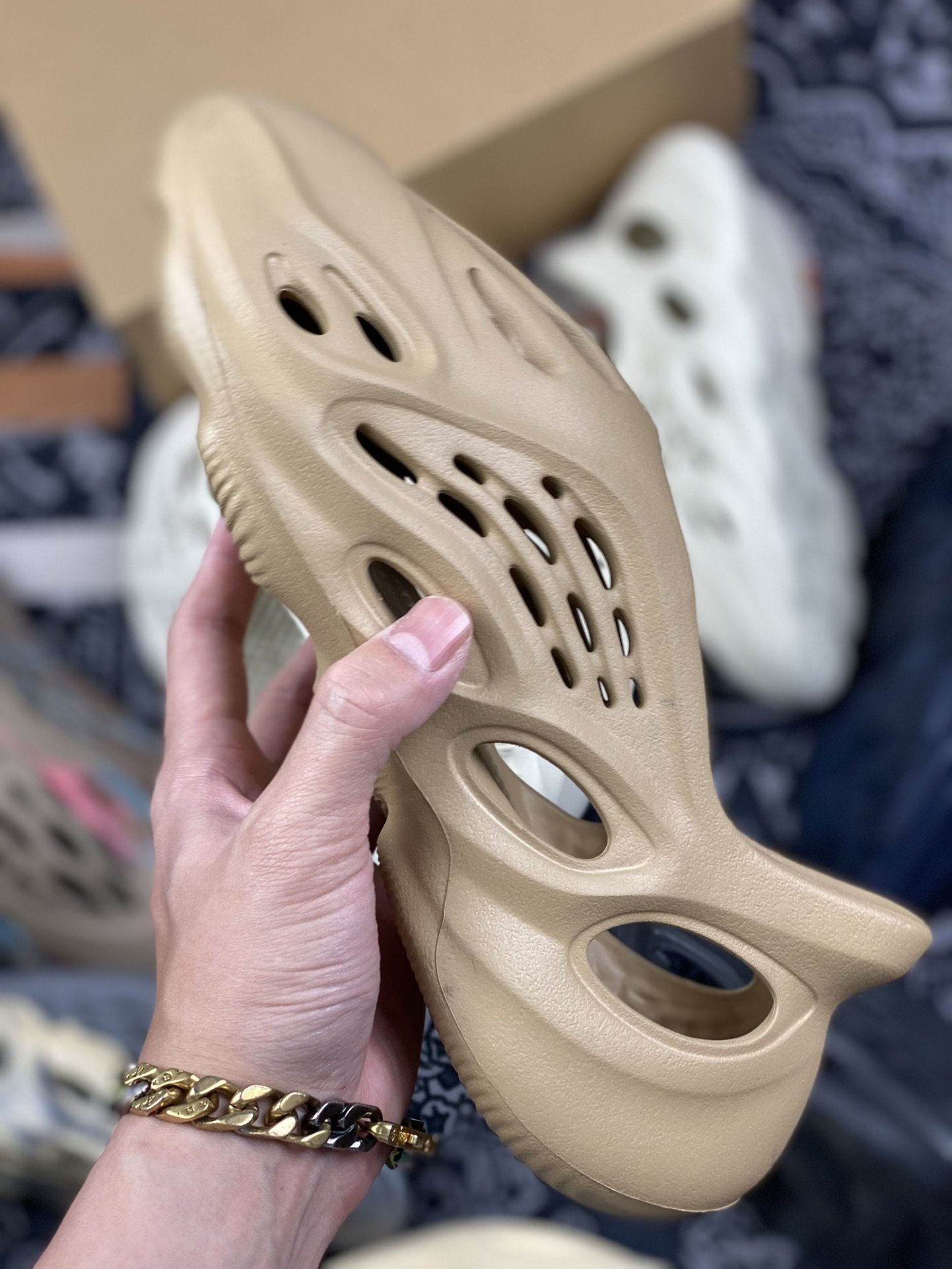 180 adidas Yeezy Foam Runner “Ochre”土黄 赭色 洞洞鞋 GW3354