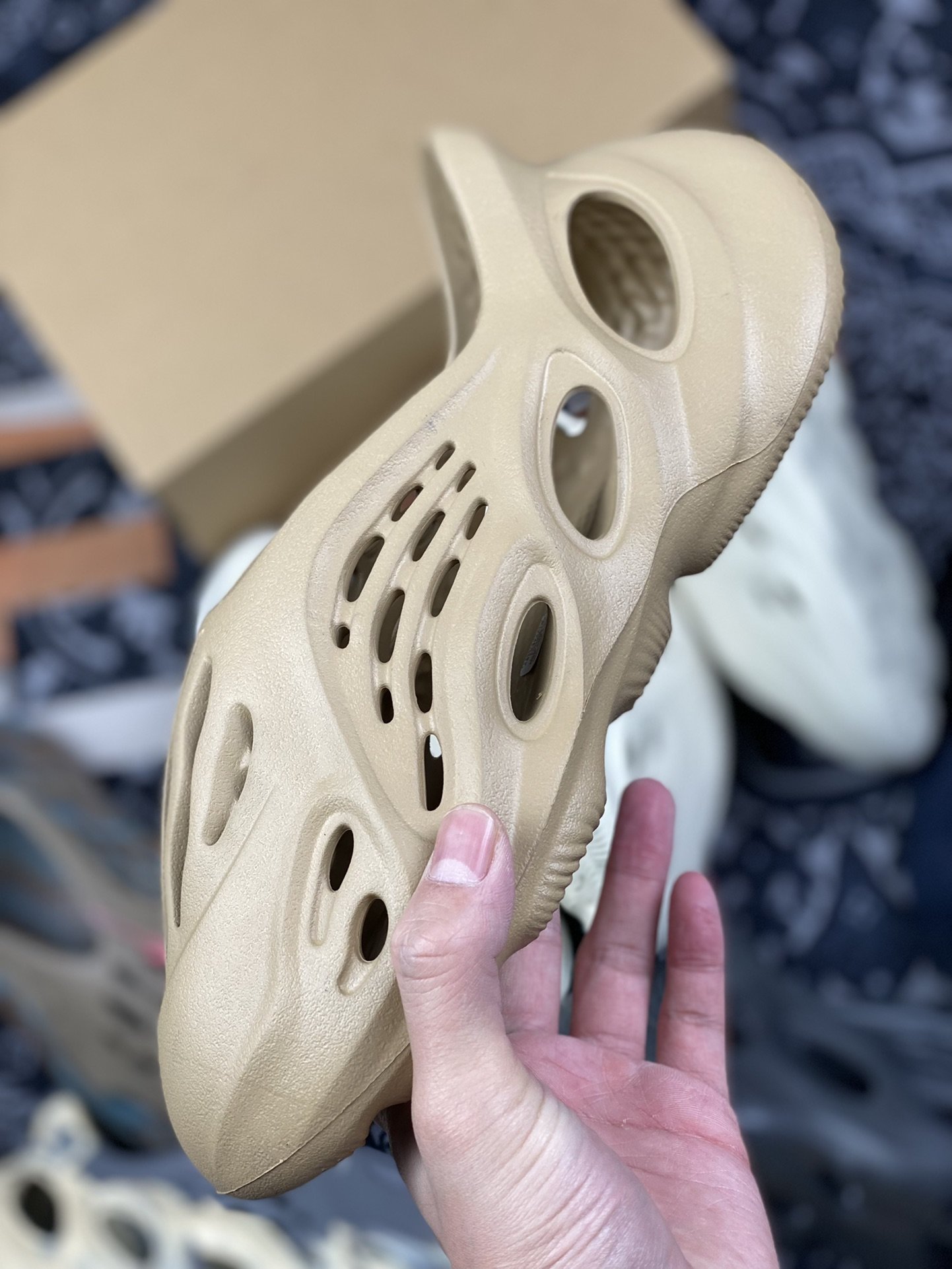 180 adidas Yeezy Foam Runner “Ochre”土黄 赭色 洞洞鞋 GW3354