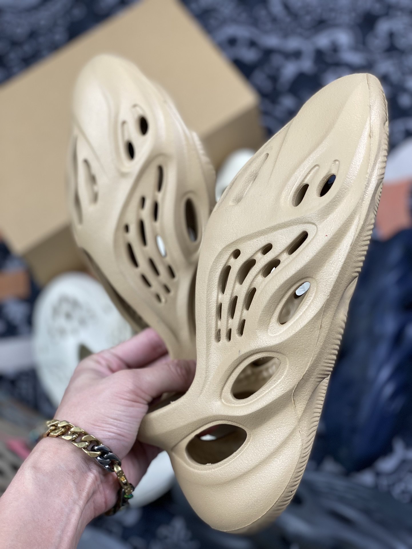 180 adidas Yeezy Foam Runner “Ochre”土黄 赭色 洞洞鞋 GW3354