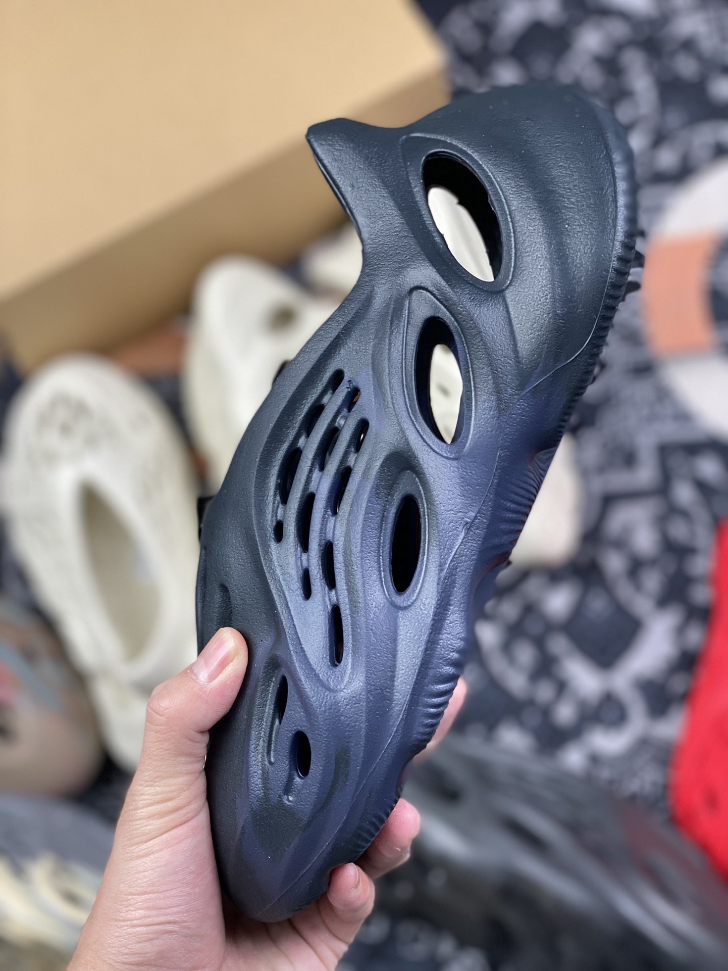 180 adidas Yeezy Foam Runner “Mineral Blue”矿物蓝 午夜蓝 油画 洞洞鞋 GV7903