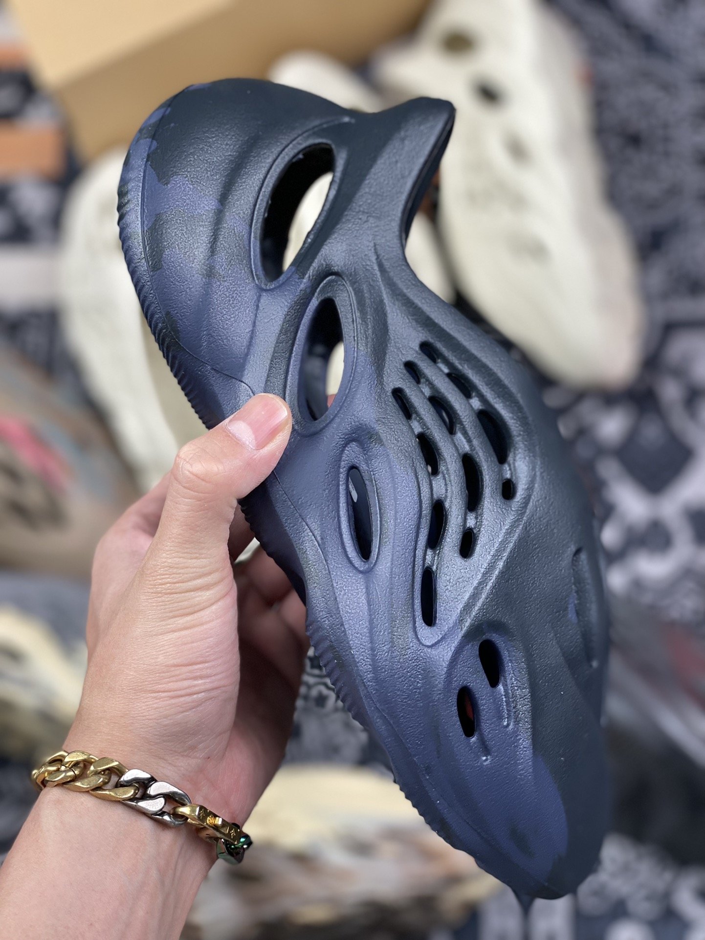 180 adidas Yeezy Foam Runner “Mineral Blue”矿物蓝 午夜蓝 油画 洞洞鞋 GV7903