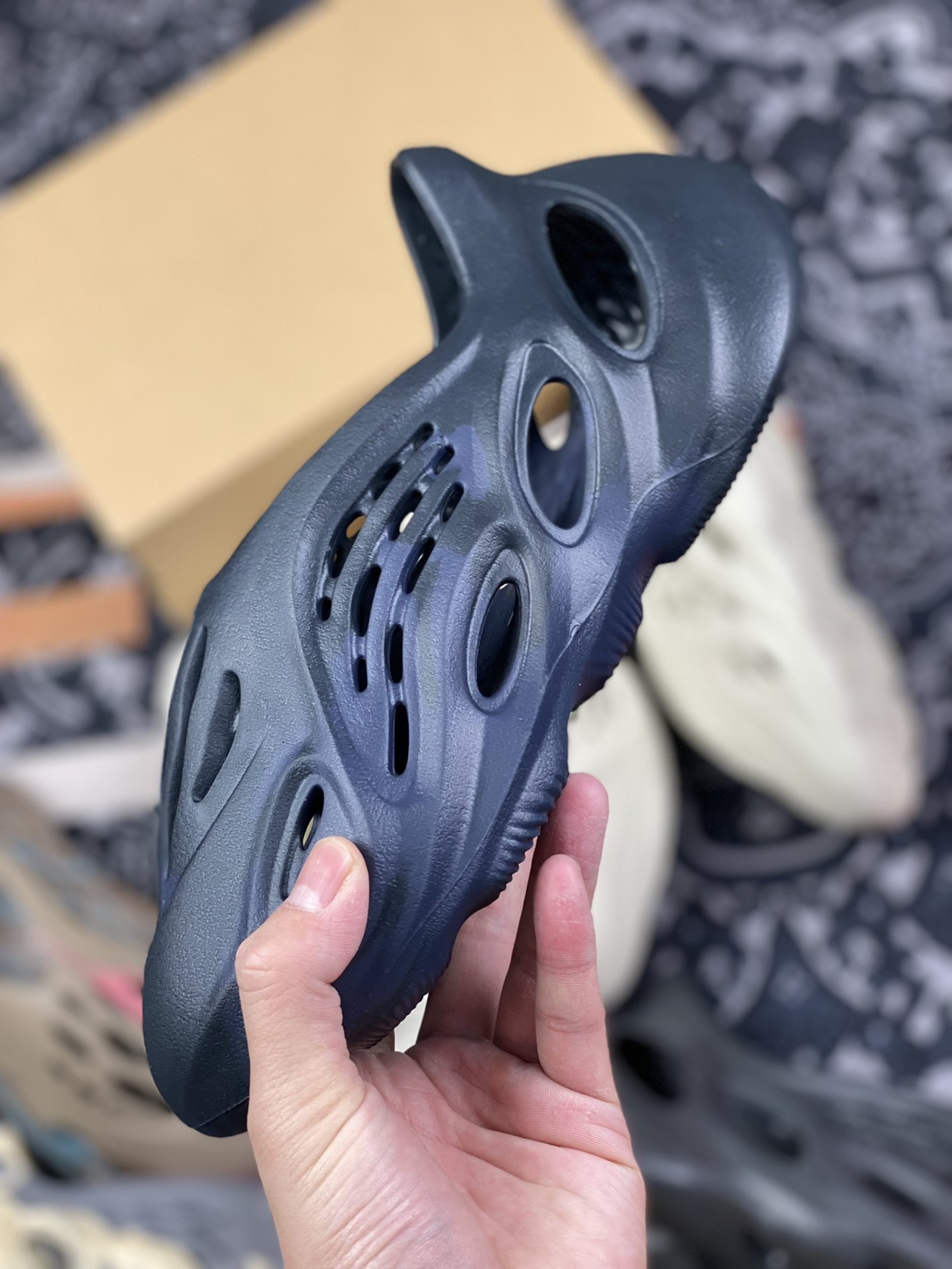 180 adidas Yeezy Foam Runner “Mineral Blue”矿物蓝 午夜蓝 油画 洞洞鞋 GV7903