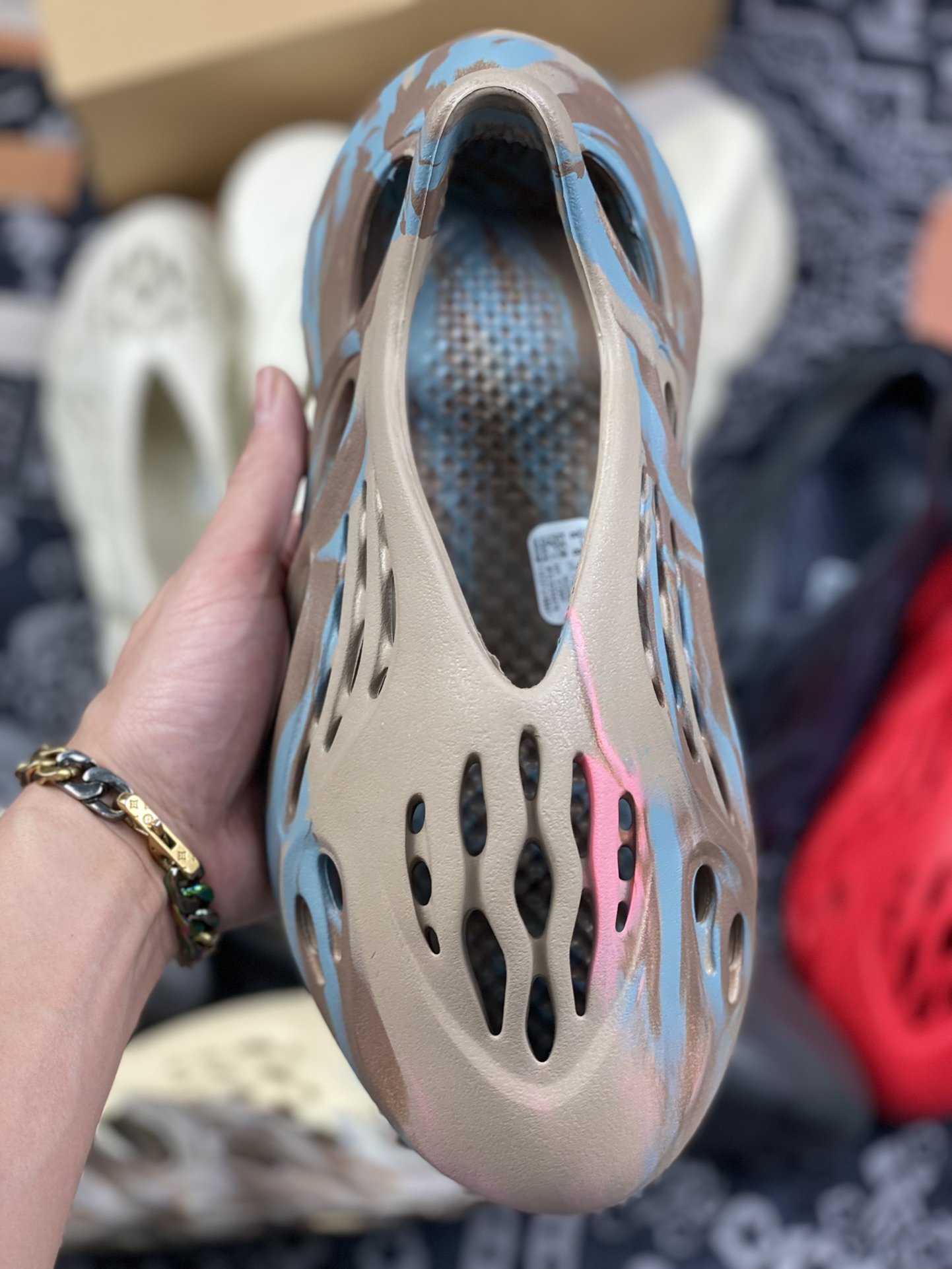 180 adidas Yeezy Foam Runner “Mx Sand Grey”灰棕色 油画 洞洞鞋 GY3969