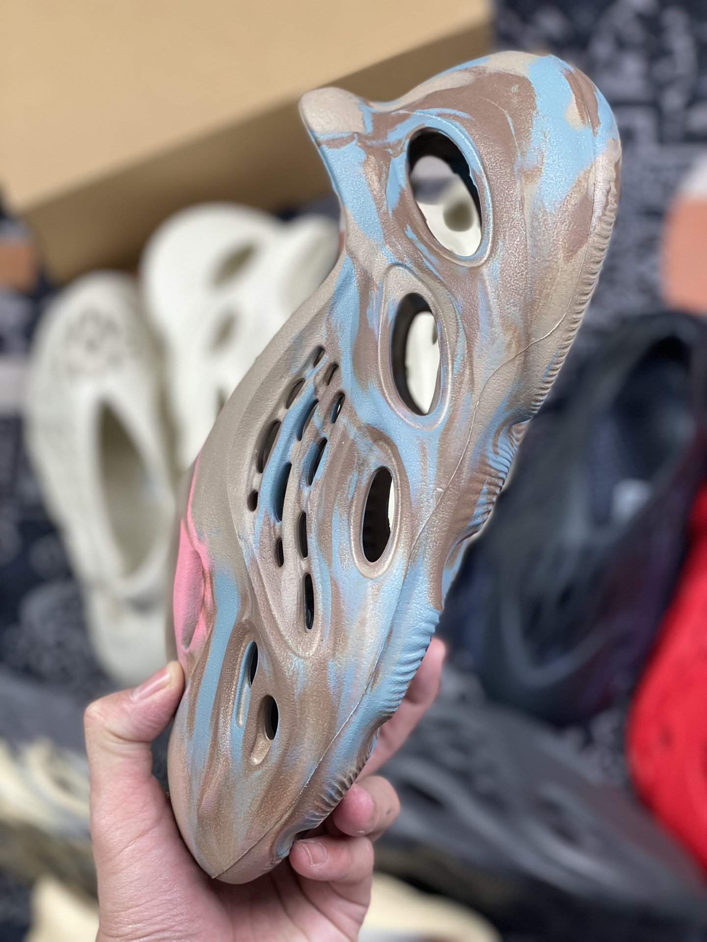 180 adidas Yeezy Foam Runner “Mx Sand Grey”灰棕色 油画 洞洞鞋 GY3969