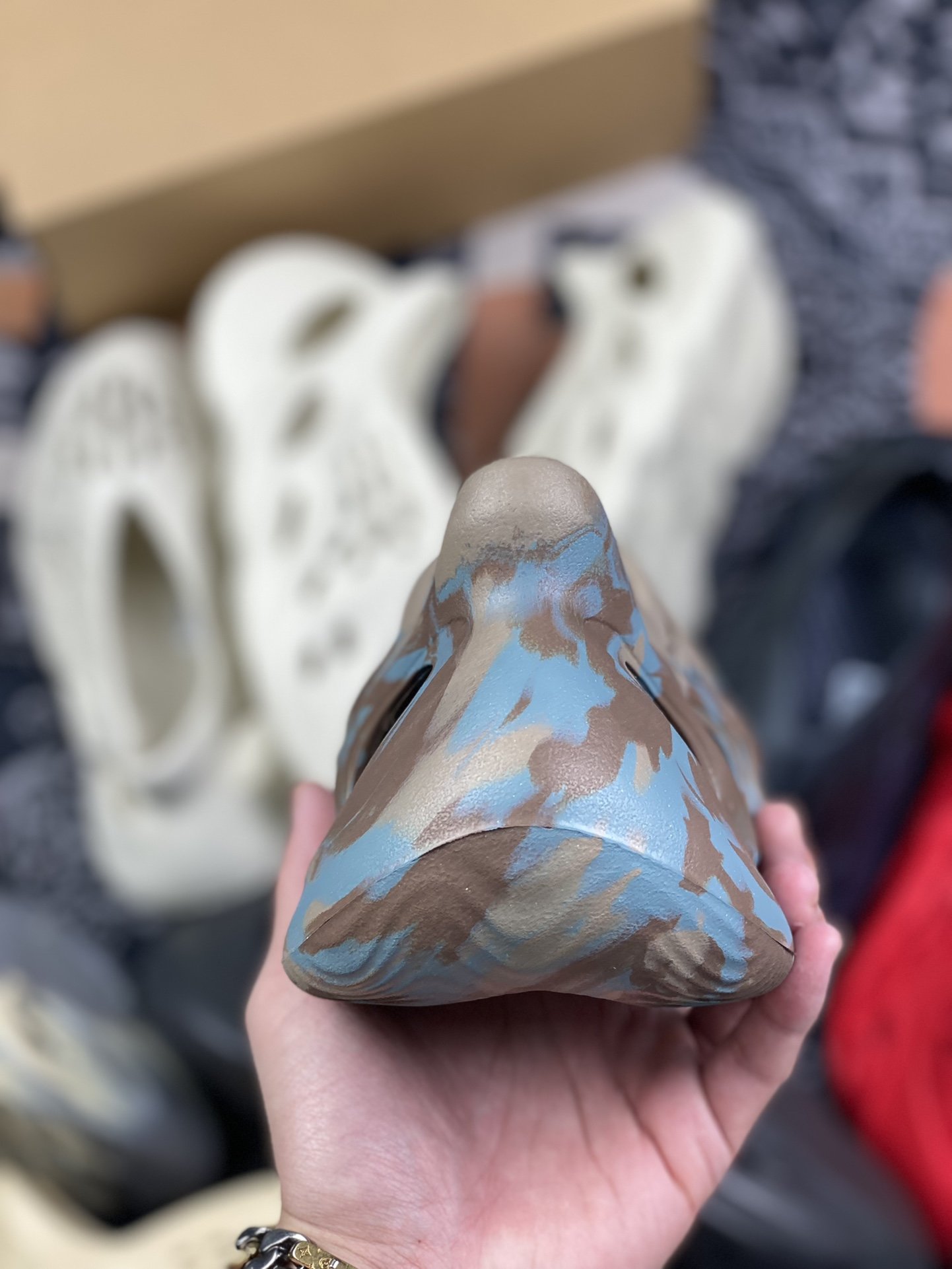 180 adidas Yeezy Foam Runner “Mx Sand Grey”灰棕色 油画 洞洞鞋 GY3969