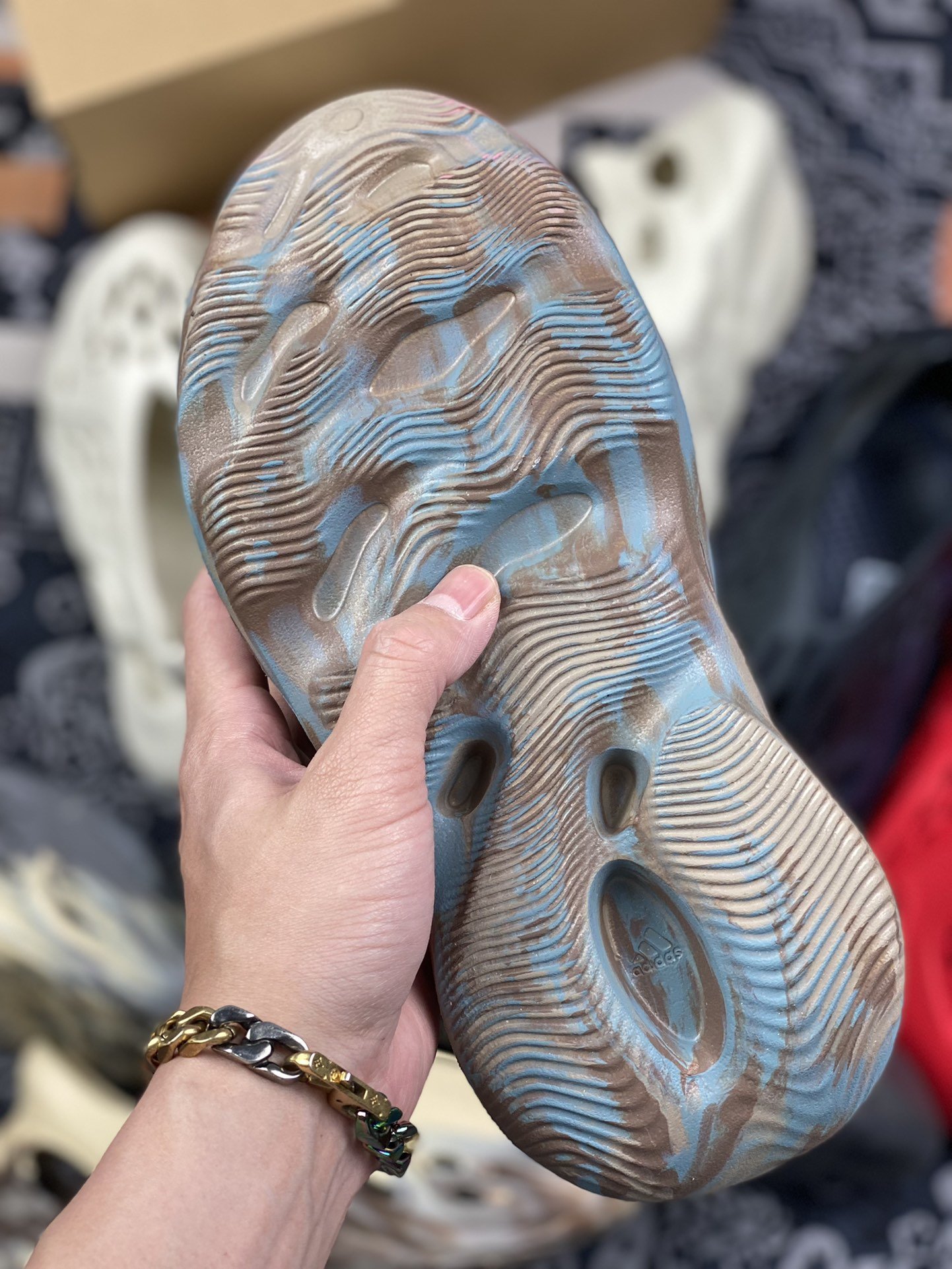 180 adidas Yeezy Foam Runner “Mx Sand Grey”灰棕色 油画 洞洞鞋 GY3969