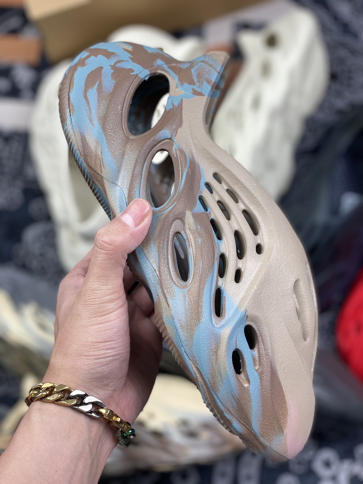 180 adidas Yeezy Foam Runner “Mx Sand Grey”灰棕色 油画 洞洞鞋 GY3969