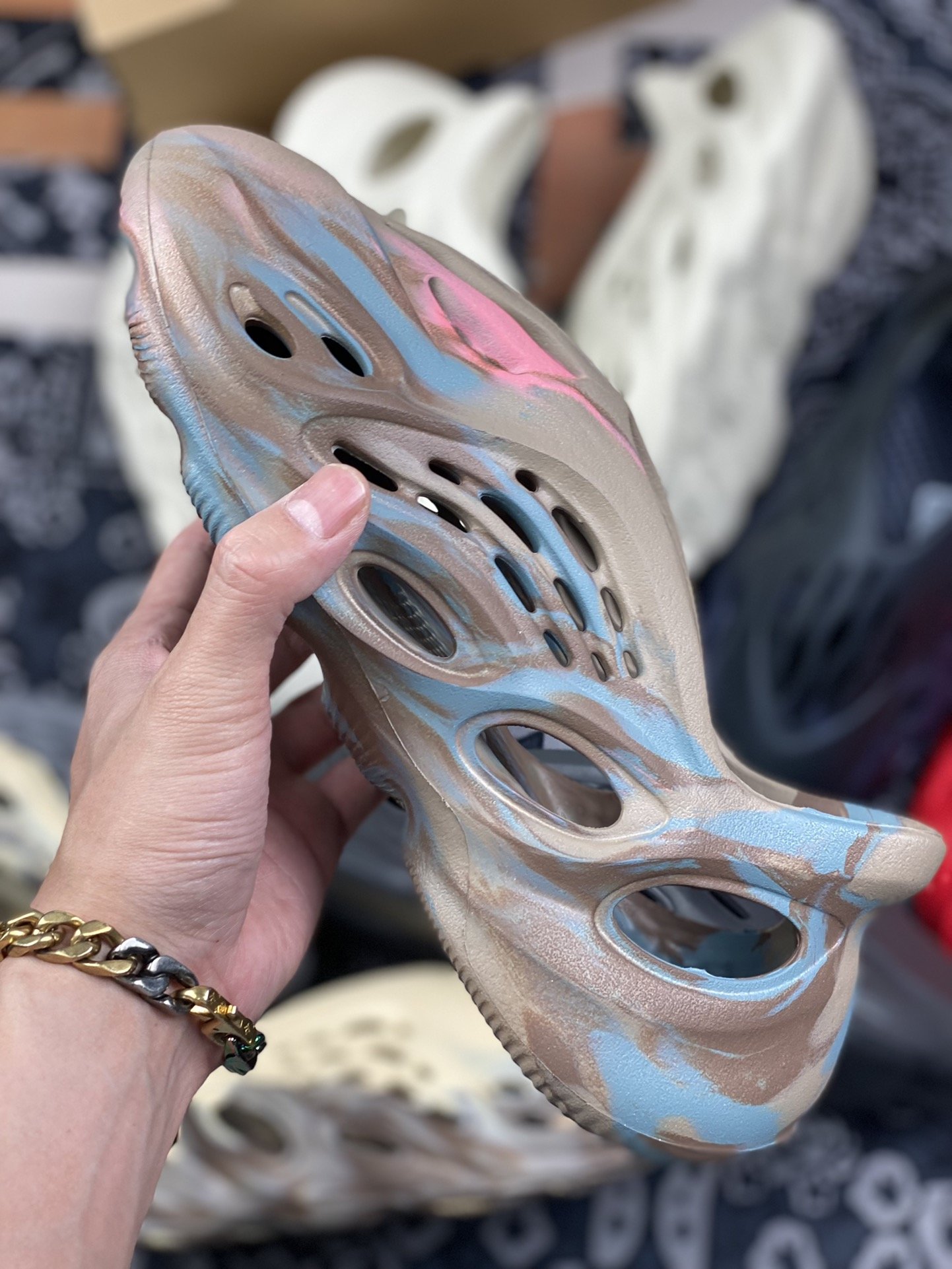 180 adidas Yeezy Foam Runner “Mx Sand Grey”灰棕色 油画 洞洞鞋 GY3969