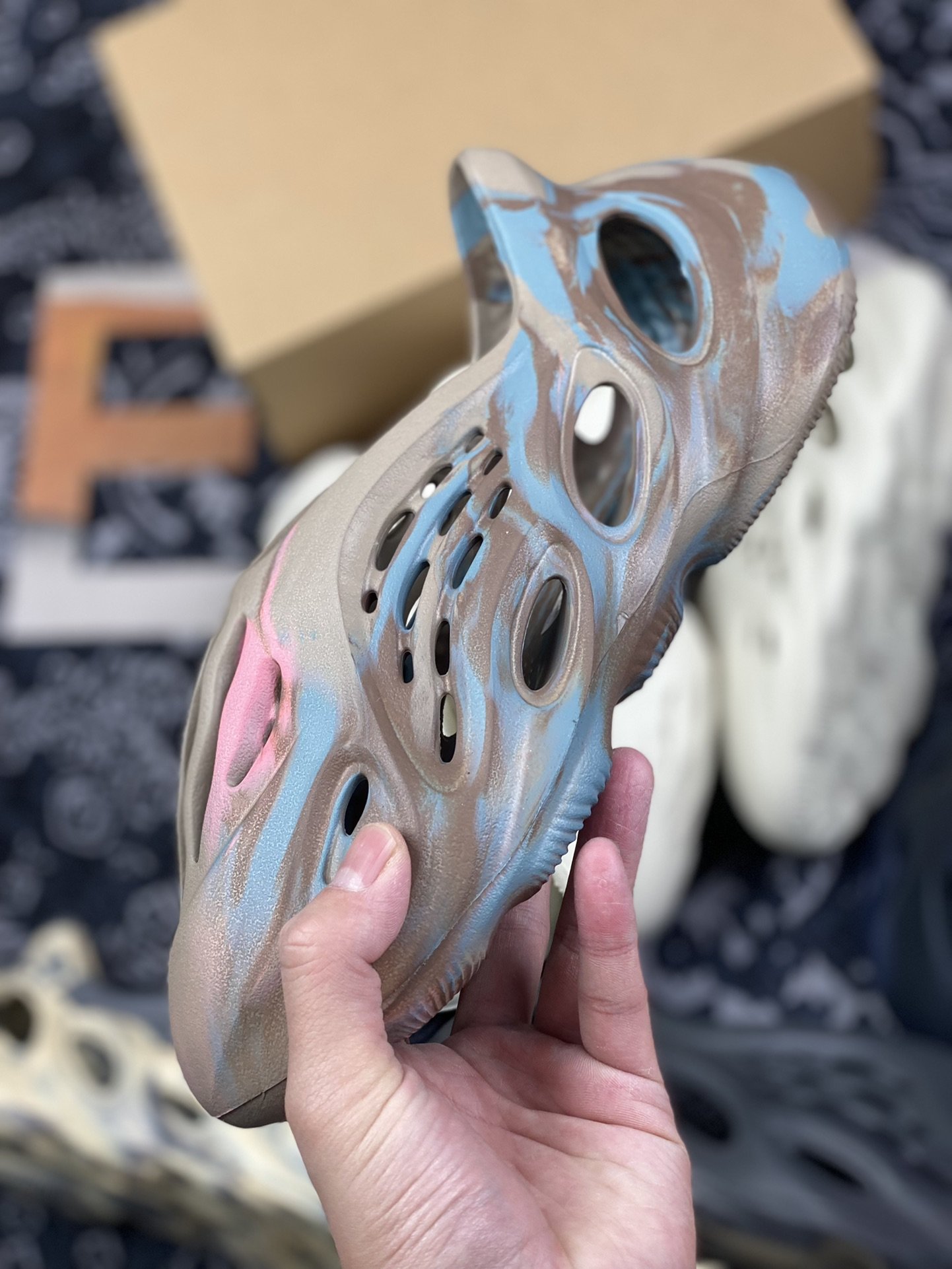 180 adidas Yeezy Foam Runner “Mx Sand Grey”灰棕色 油画 洞洞鞋 GY3969