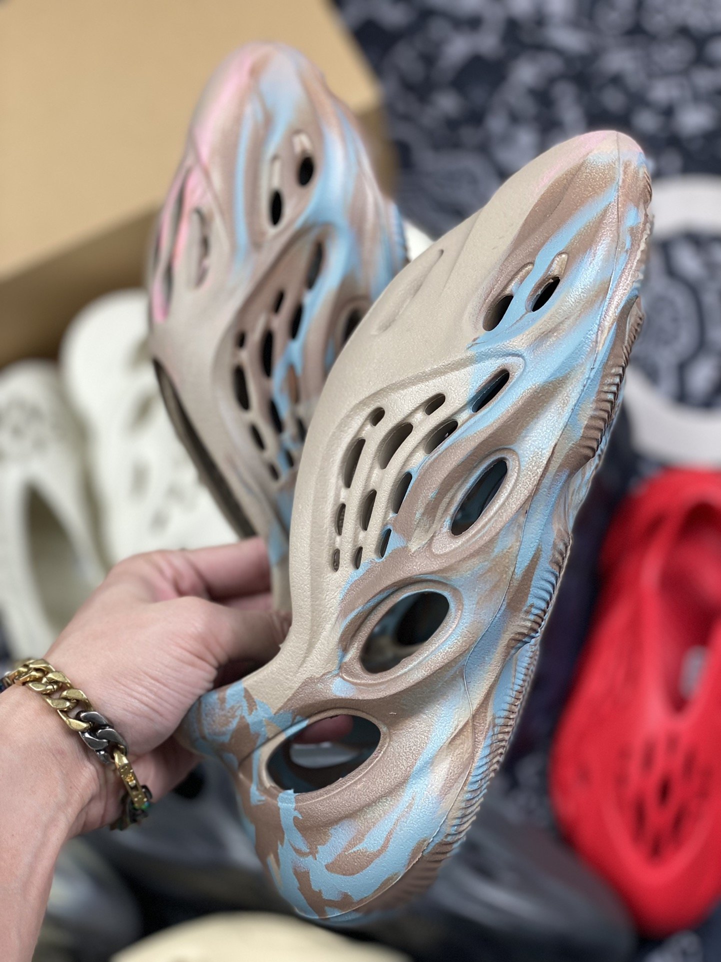 180 adidas Yeezy Foam Runner “Mx Sand Grey”灰棕色 油画 洞洞鞋 GY3969